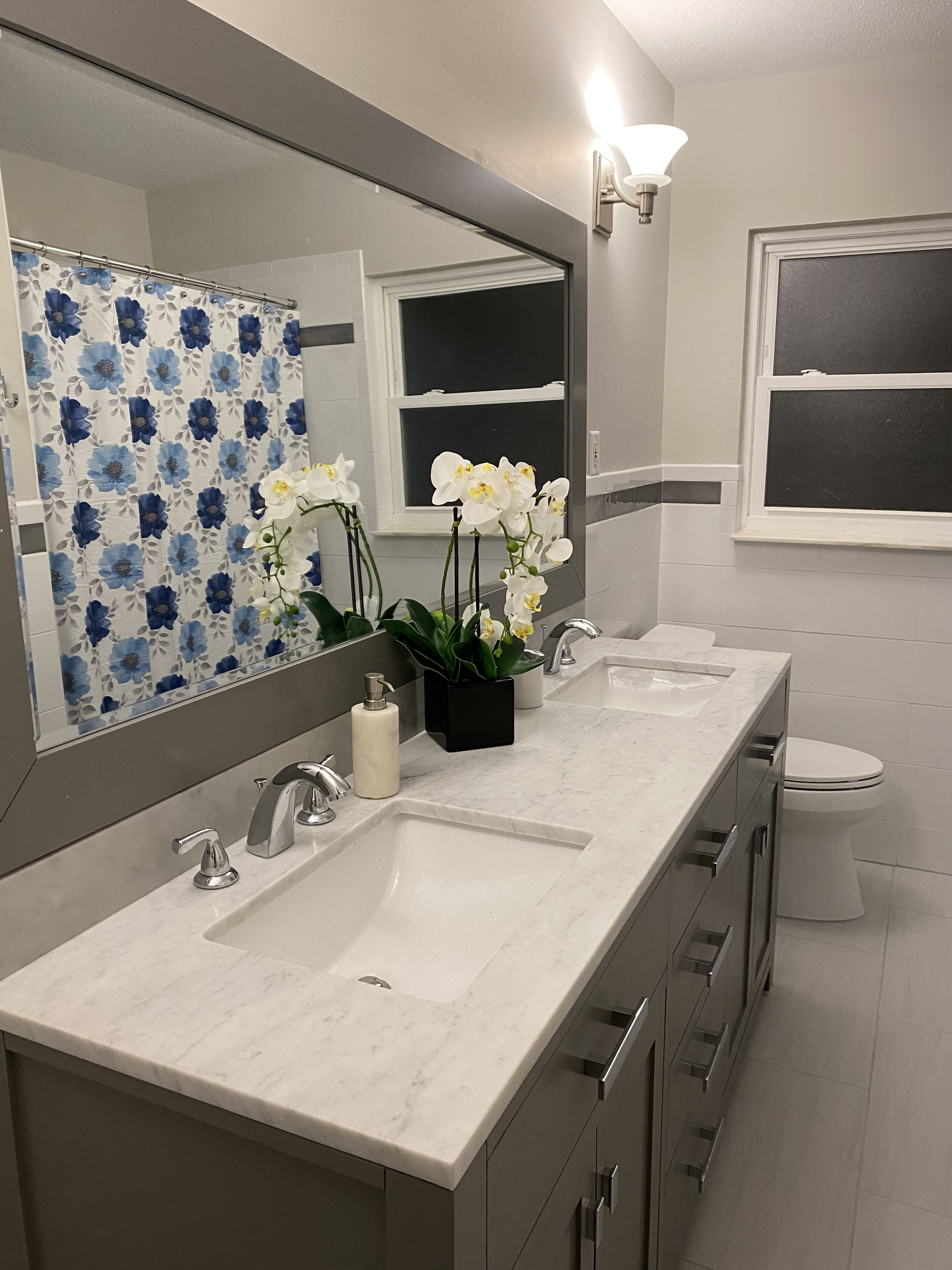 Combined shower/bathtub, towels, soap, toilet paper