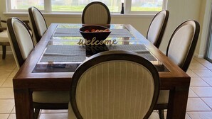 A dining table with a 'Welcome' placemat, six chairs, and a bowl of fruit. - A perfect place in Central Florida for boating, fishing, or a relaxing vacation! (Lake Wales)
