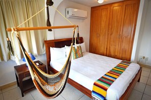 5 slaapkamers, een strijkplank/strijkijzer, reisbedje, wifi