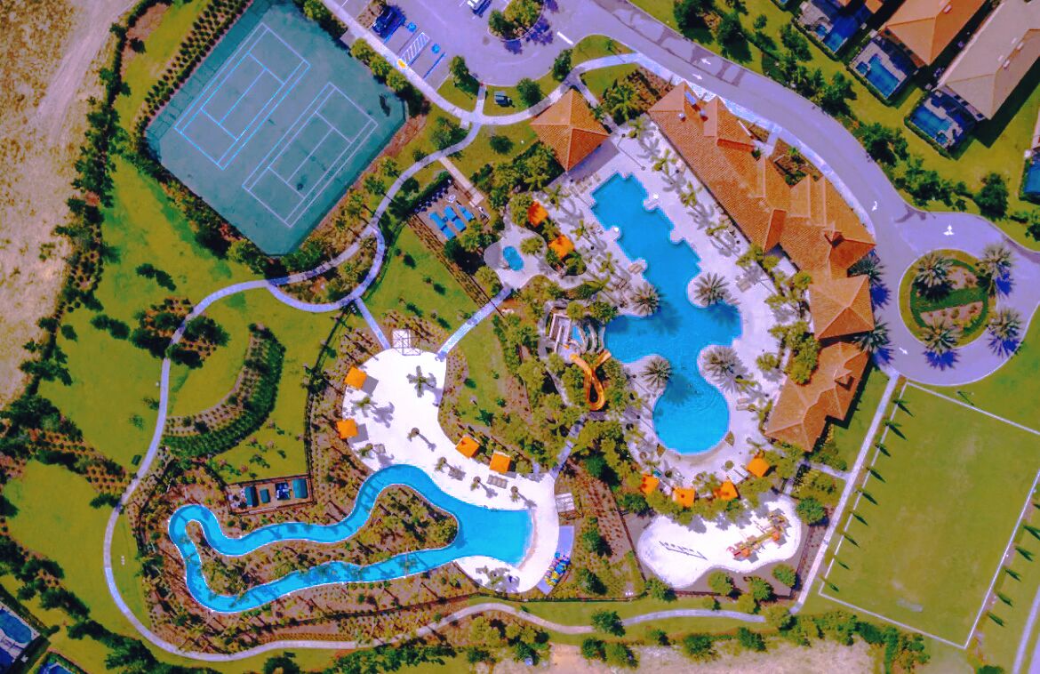 Utomhuspool och uppvärmd pool