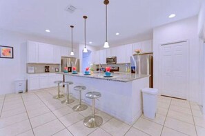 Fridge, microwave, oven, stovetop -  Dream Solterra Villa with 11 RM / DISNEY/POOL/SPA/5 STAR CLUB (Davenport)
