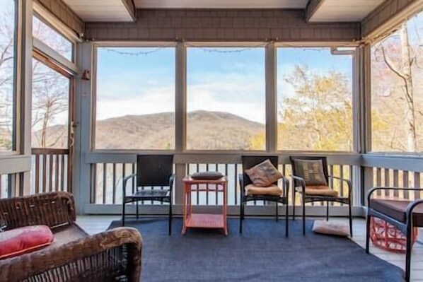 Interior - Beautiful Mountain Lakefront Home Lake Nantahala, North Carolina, USA (Topton)