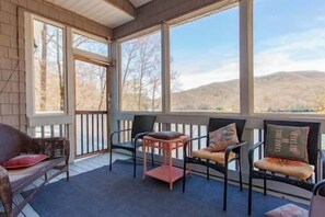 TV, fireplace, books - Beautiful Mountain Lakefront Home Lake Nantahala, North Carolina, USA (Topton)