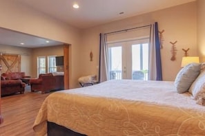 5 bedrooms, iron/ironing board, WiFi, bed sheets - Beautiful Mountain Lakefront Home Lake Nantahala, North Carolina, USA (Topton)