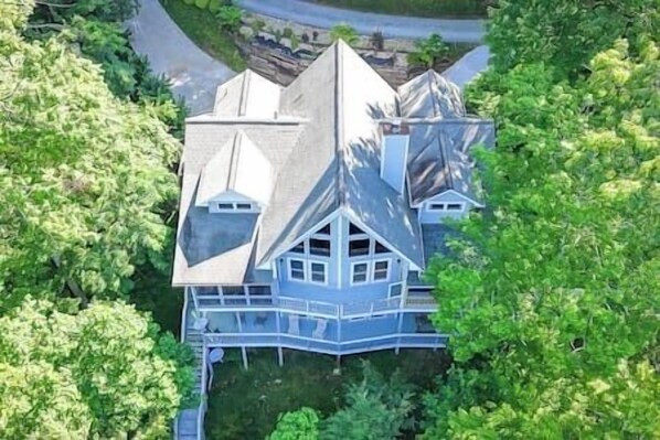 Exterior - Beautiful Mountain Lakefront Home Lake Nantahala, North Carolina, USA (Topton)