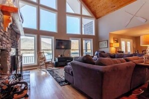 TV, fireplace, books - Beautiful Mountain Lakefront Home Lake Nantahala, North Carolina, USA (Topton)