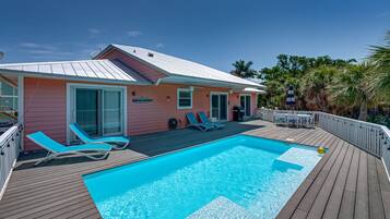 Alberca al aire libre y alberca climatizada