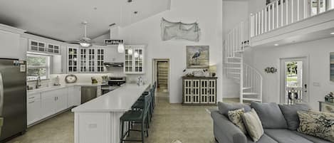 Smart-tv, een tafeltennistafel en een kantoor