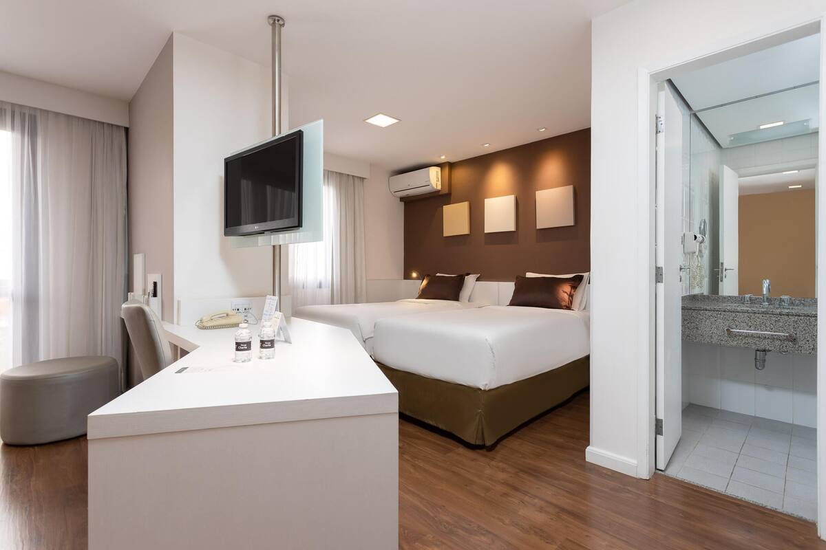 1 quarto, roupas de cama antialérgicas, frigobar, cofres nos quartos
