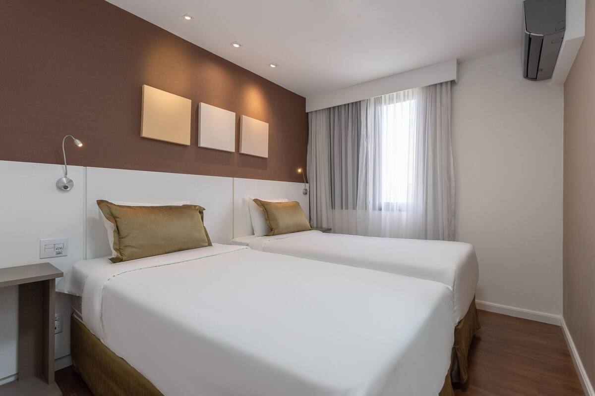 1 quarto, roupas de cama antialérgicas, frigobar, cofres nos quartos