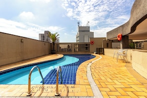 Una piscina cubierta