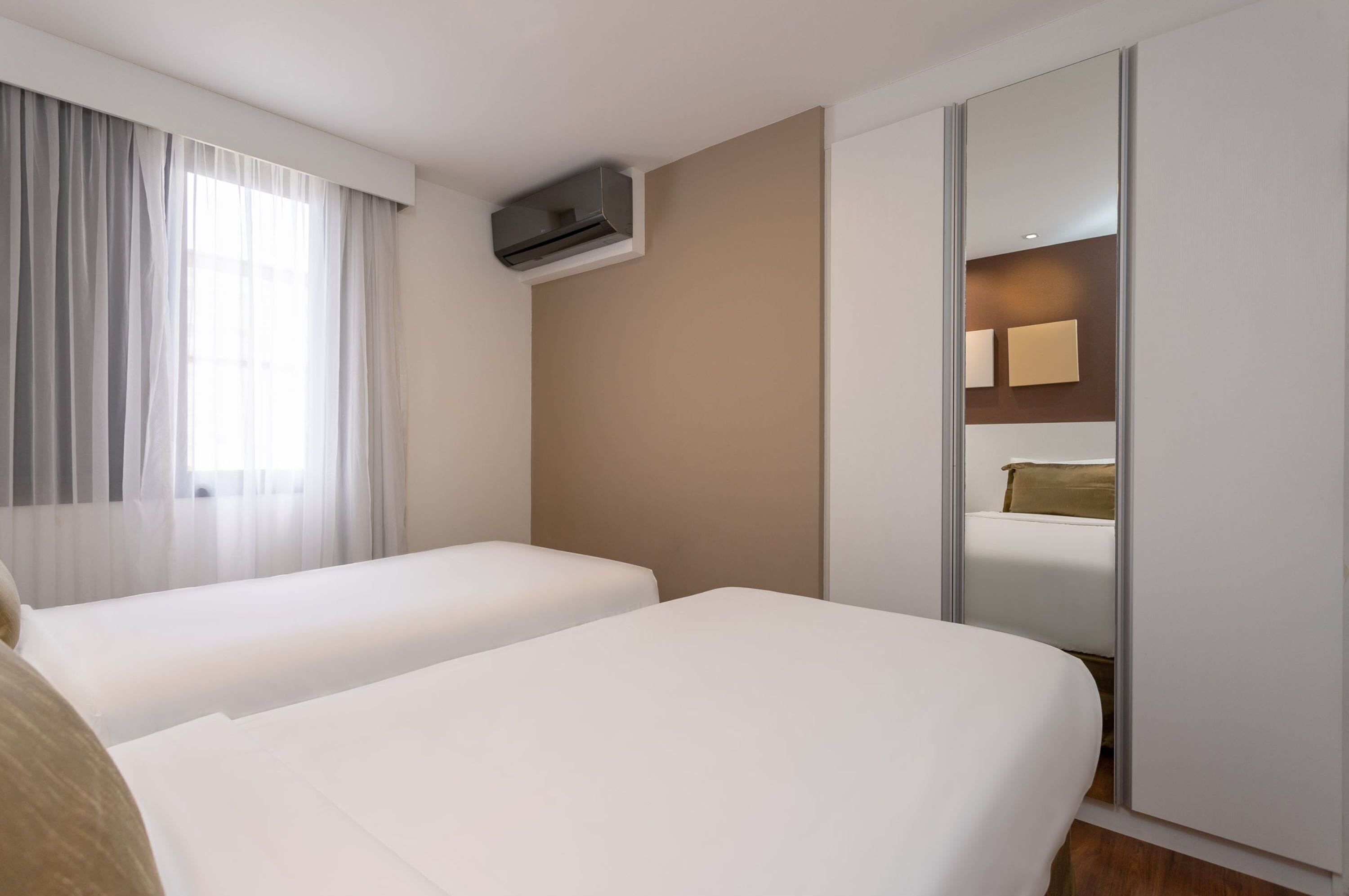 Literie hypoallergénique, minibar, coffres-forts dans les chambres