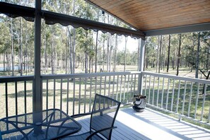 Outdoor dining - Amazing, secluded twenty-five acre property - yet close to everything you need! (Lovedale)