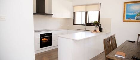 Réfrigérateur, micro-ondes, four, lave-vaisselle