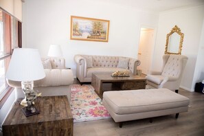 Una televisión, una chimenea