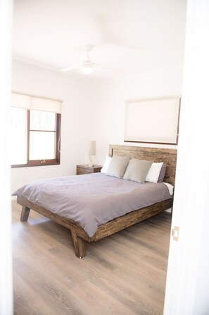 4 habitaciones, tabla de planchar con plancha y ropa de cama 