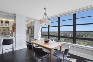 Lägenhet - 1 queensize-säng med bäddsoffa (Wing beachfront condo with pool, gym ) | Eget kök