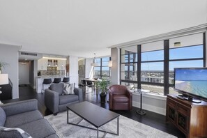 Condo, 1 cama Queen size y sofá cama (Wing beachfront condo with pool, gym ) | Sala de estar