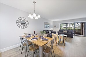 Condo, 1 King Bed (Spacious condo with lanai, pool and s) | Dining