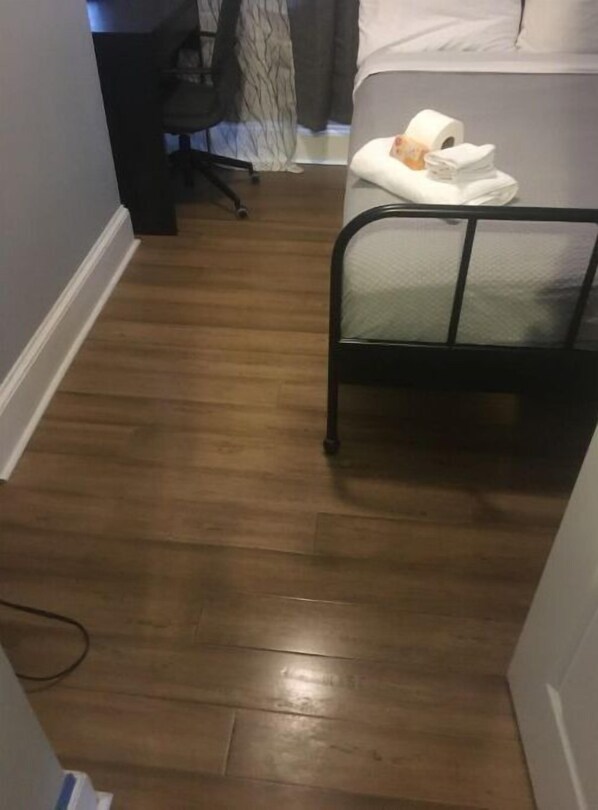 6 habitaciones, escritorio, tabla de planchar con plancha y wifi