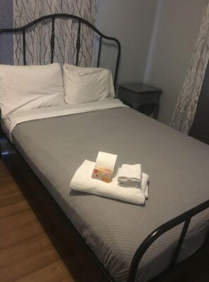 6 bedrooms, desk, iron/ironing board, WiFi