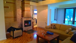 Télévision, lecteur de DVD, baby-foot