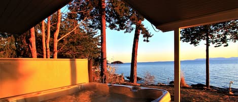 Outdoor spa tub