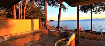 The Driftwood Beach House - Oceanfront Luxury on the Sunshine Coast of BC