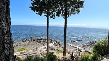 En la playa, camastros y toallas de playa