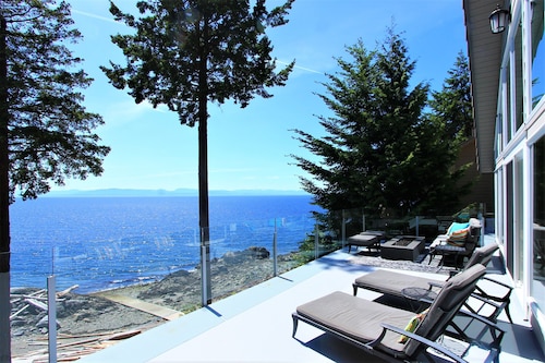 Driftwood Beach House-Horizon Suite: Oceanfront Luxury on the Sunshine Coast