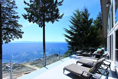 Driftwood Beach House-Horizon Suite: Oceanfront Luxury on the Sunshine Coast