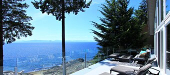 Driftwood Beach House-Horizon Suite: Oceanfront Luxury on the Sunshine Coast