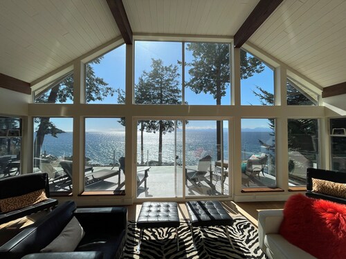 Driftwood Beach House-Horizon Suite: Oceanfront Luxury on the Sunshine Coast