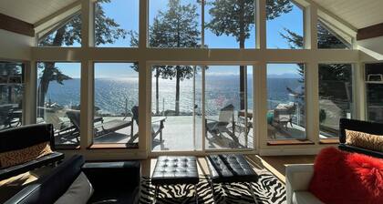 Driftwood Beach House-Horizon Suite: Oceanfront Luxury on the Sunshine Coast