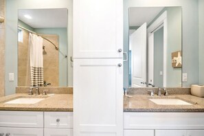 Combined shower/tub, hair dryer, towels