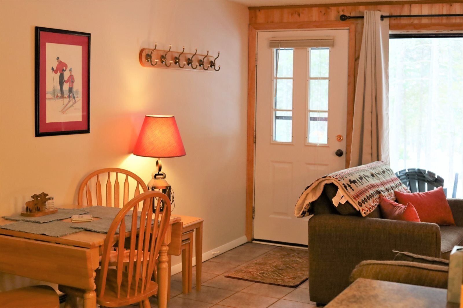 Rumah (Windsor Hill C23, Waterville Valley) | Ruang keluarga | TV layar datar