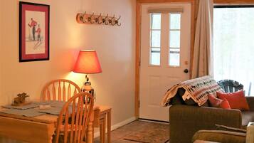 Rumah (Windsor Hill C23, Waterville Valley) | Ruang keluarga | TV layar datar