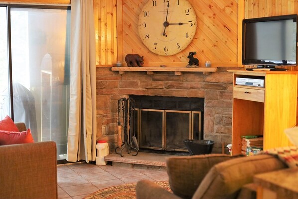 Rumah (Windsor Hill C23, Waterville Valley) | Ruang keluarga | TV layar datar