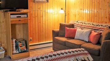 House (Windsor Hill C23, Waterville Valley) | Ruang tamu | TV skrin rata