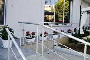 Eine Treppe mit Metallgeländern und Blumentöpfen.