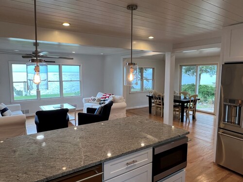 2 Acre Oasis with Private Beach! Family and dog friendly!