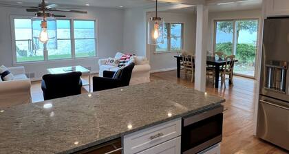 2 Acre Oasis with Private Beach! Family and dog friendly!