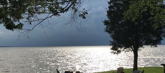 2 Acre Oasis with Private Beach! Family and dog friendly!