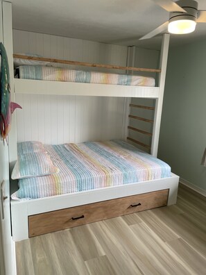 2 habitaciones, tabla de planchar con plancha y cuna de viaje 