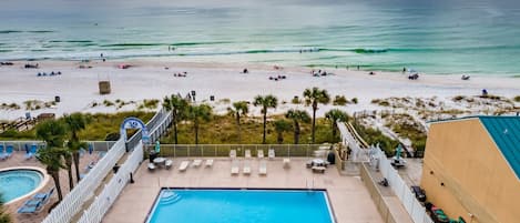 Piscina a l'aire lliure i piscina climatitzada