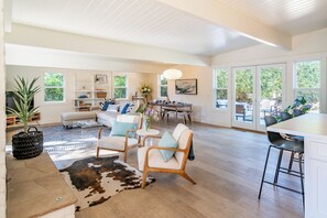 Smart TV, books, stereo - Elevated Mid-Century Modern Home in Montecito! (Santa Barbara)