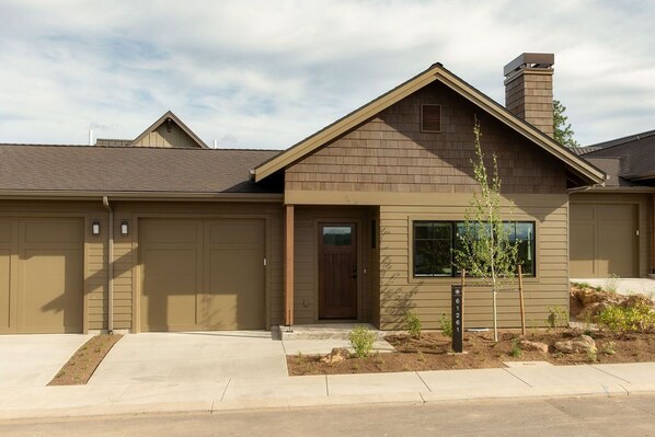 Exterior - 24-hr staff ~ resort pool ~ garage ~ wifi ~ W/D ~ fireplace ~ concert shuttle 🎵 (Bend)