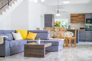 TV - Villa Cedar with large swimming pool and summer kitchen (Gostinjac (Krk))