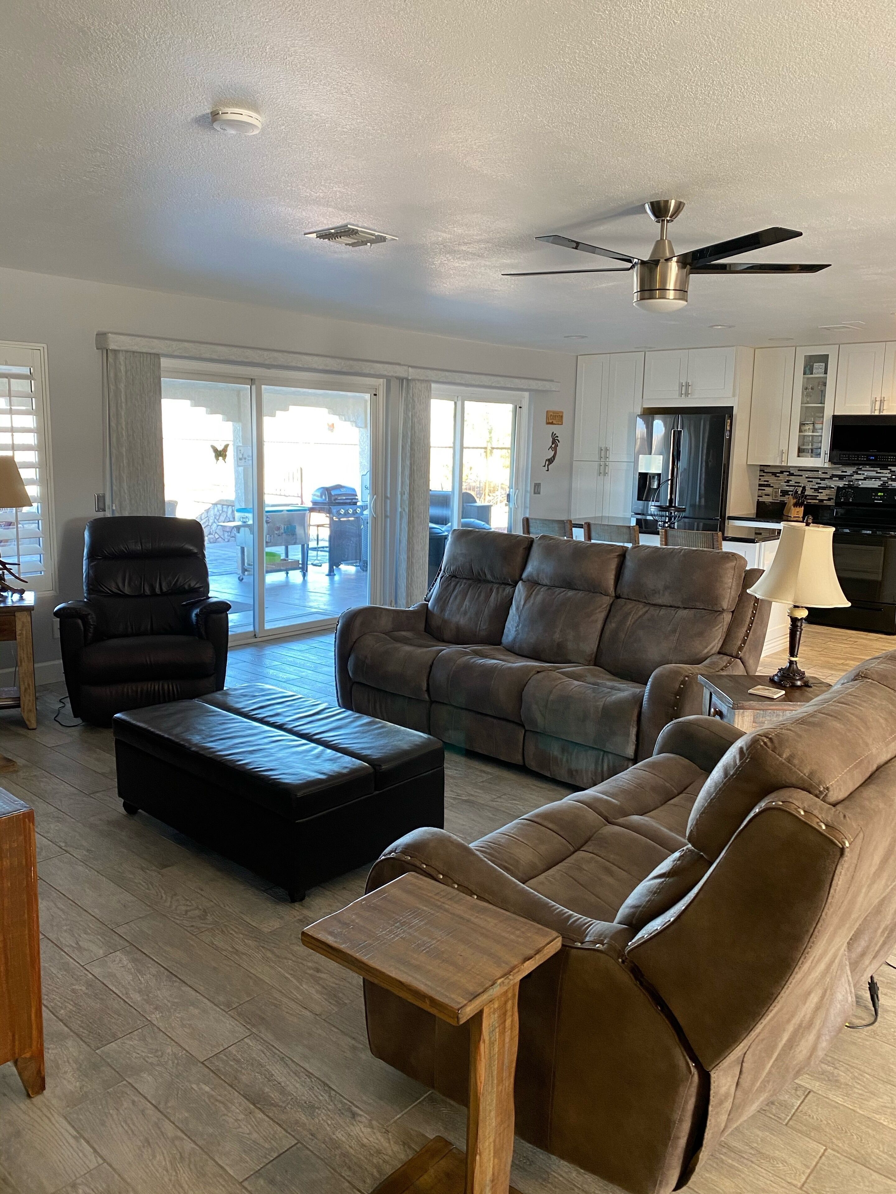 Een smart-tv, een dvd-speler, boeken en een filmbibliotheek