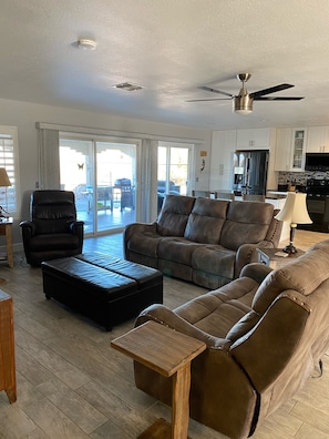 Smart TV, reproductor de DVD, libros y videoteca